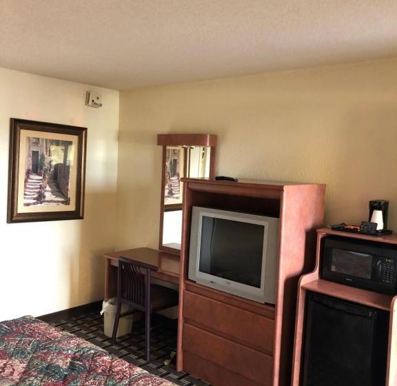 فندق University Inn And Suites