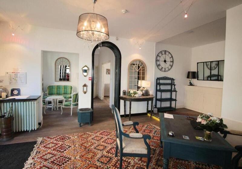 ホテル Logis Hôtel & Restaurant Au Clos Paillé Charme & Caractère