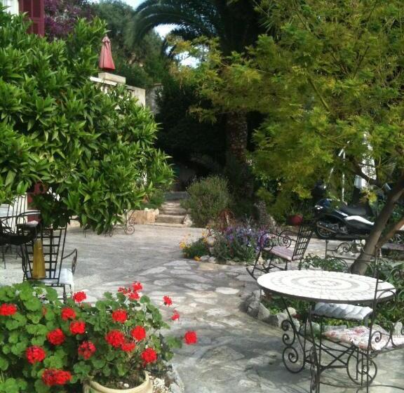 تختخواب و صبحانه Castel Enchanté