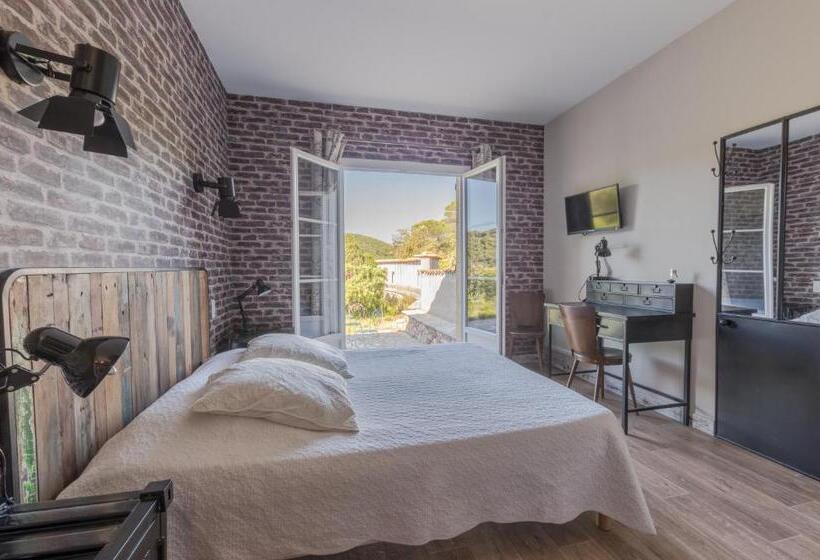 Отель Hôtel Les Hauts De Mourèze
