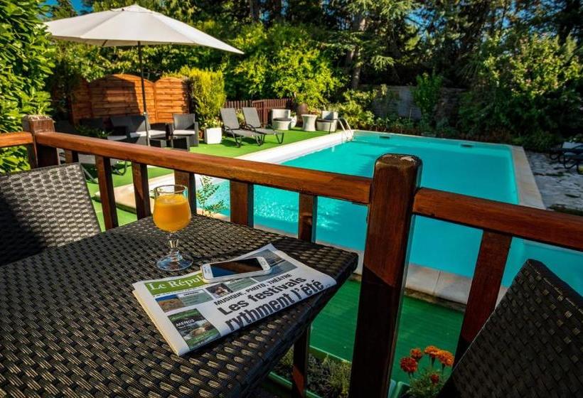 הוסטל Logis Hotel L  Auberge D Uzes