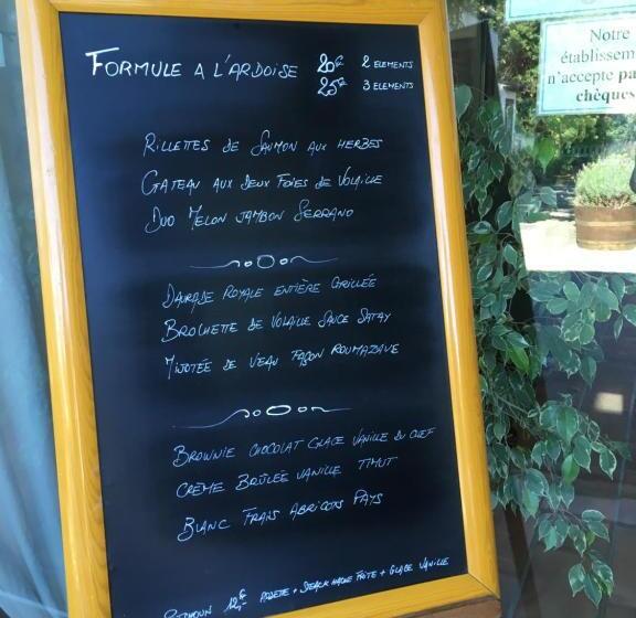 הוסטל Logis Hotel L  Auberge D Uzes