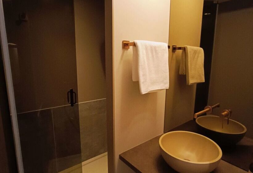 هتل Hôtel Kyriad Brive Ouest
