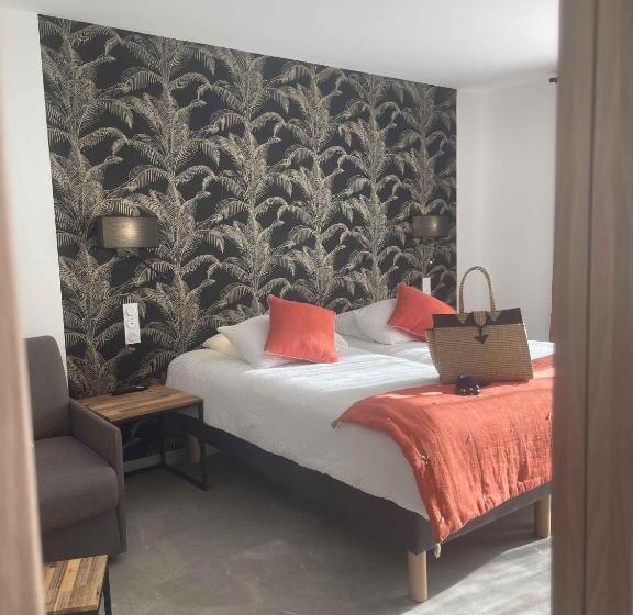 هتل Les Loges Du Luberon