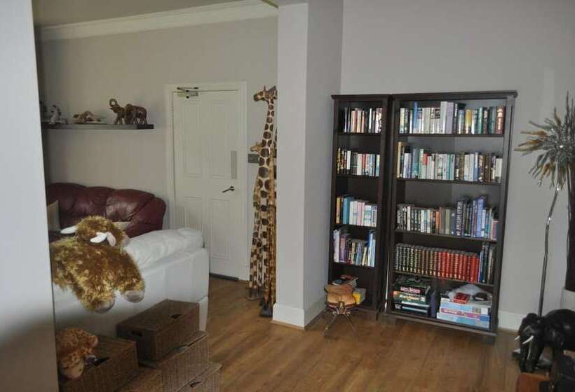 مبيت وإفطار Airlie House Self Catering