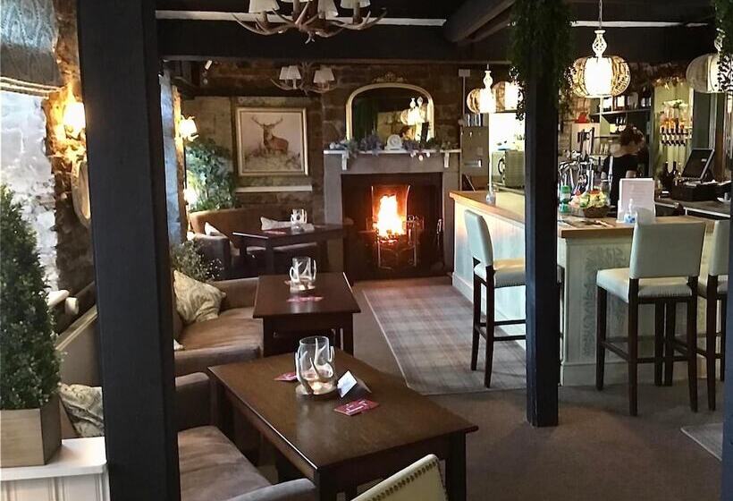 צימר Blenkinsopp Castle Inn