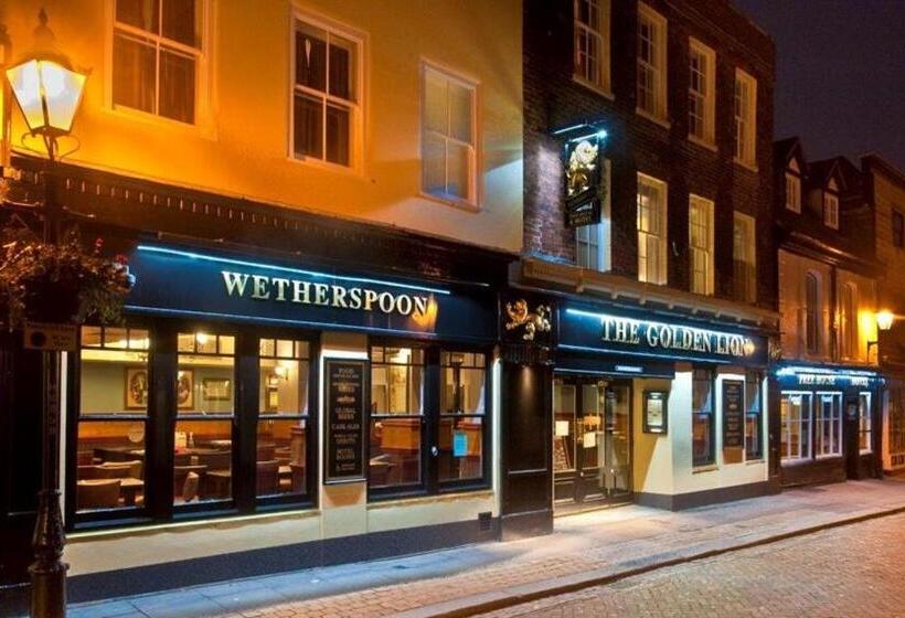 בית מלון כפרי The Golden Lion Wetherspoon