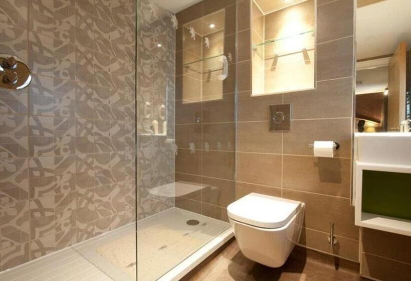 Отель The Golden Lion Wetherspoon