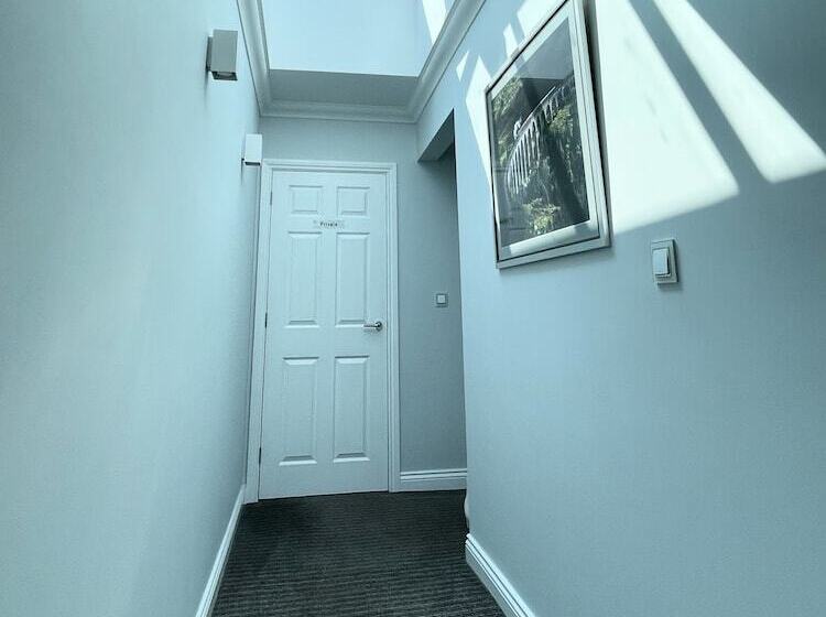 مبيت وإفطار Bojangles Guest House