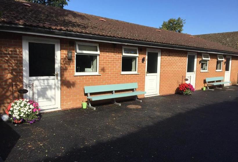 مبيت وإفطار Linden Tree Holiday Apartments