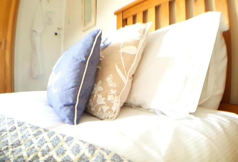 مبيت وإفطار Schooner Point Guest House
