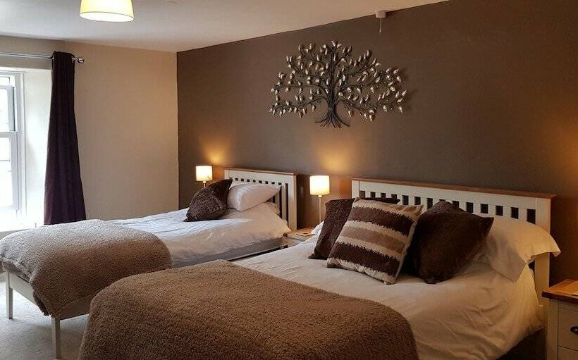 Bed and Breakfast The Greyhound Inn