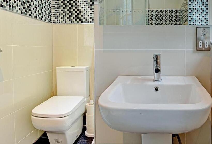 مبيت وإفطار The Gables Hotel, Birmingham Airport