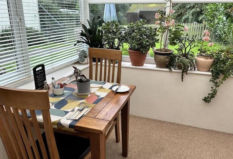 Bed and Breakfast Watermead House