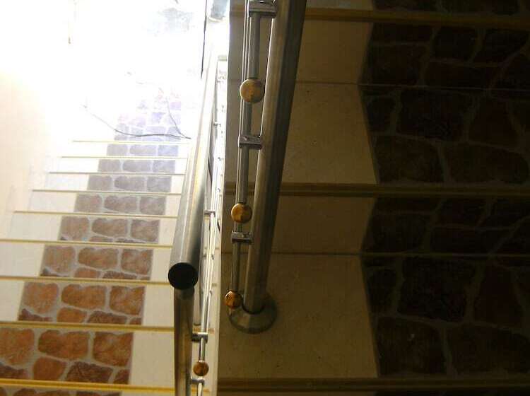 هتل Hostal Fevilamir