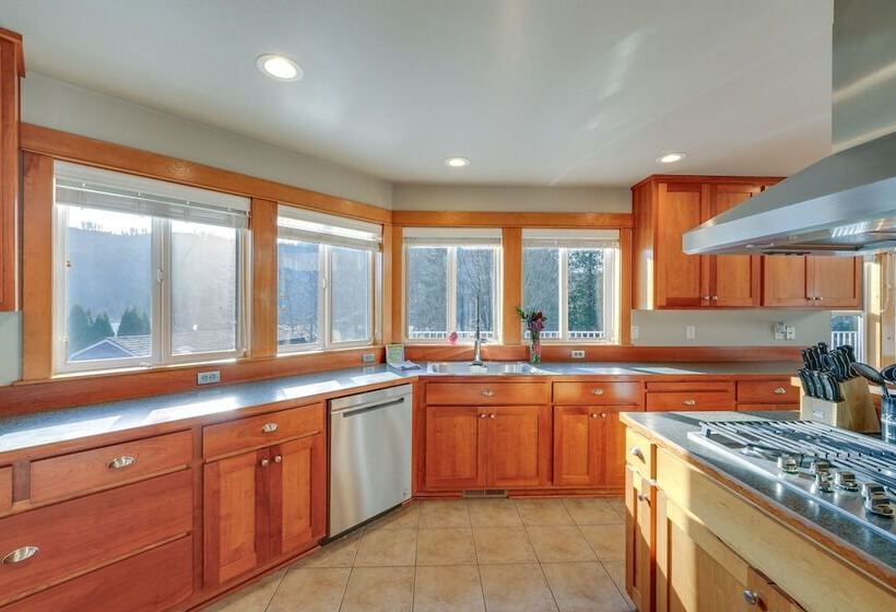 Stunning Mount Vernon Home W/ Big Lake Views!