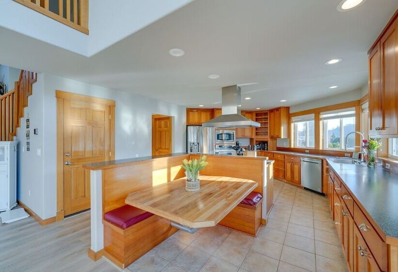 Stunning Mount Vernon Home W/ Big Lake Views!