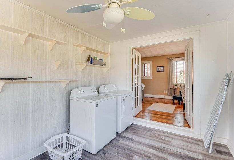Charming Smithfield House: Walk To Downtown!