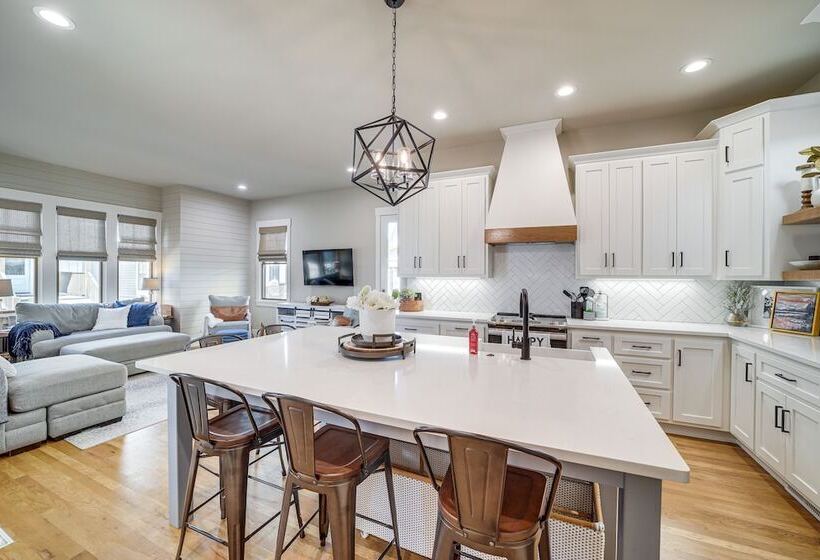 Cozy Carlton Landing Home   Pools & Lake Access