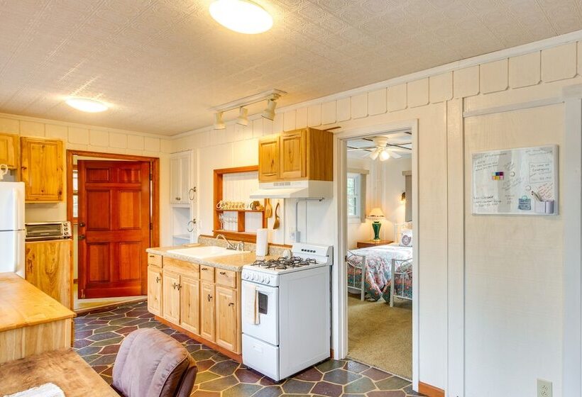 Dog Friendly Newland Cabin W/ Deck + Lake Access!