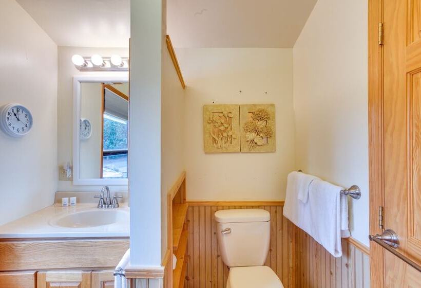 Dog Friendly Newland Cabin W/ Deck + Lake Access!