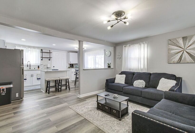 Gladstone Retreat W/ Gas Grill + Fire Pit