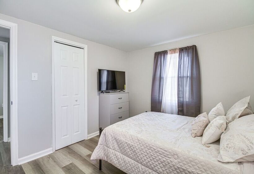 Gladstone Retreat W/ Gas Grill + Fire Pit