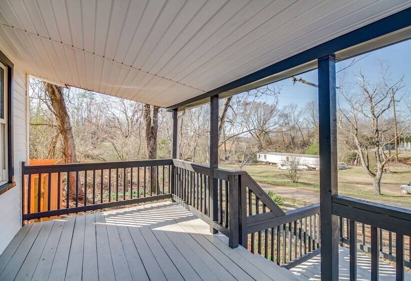 Gladstone Retreat W/ Gas Grill + Fire Pit