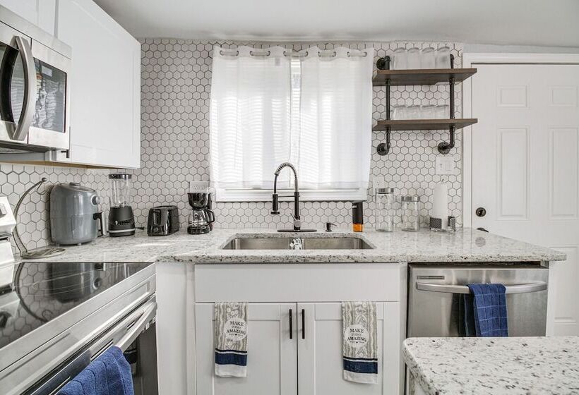 Gladstone Retreat W/ Gas Grill + Fire Pit