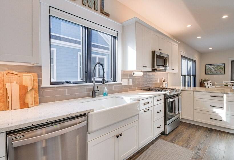 Lakefront Moneta Home W/ Hot Tub & Boat Dock!