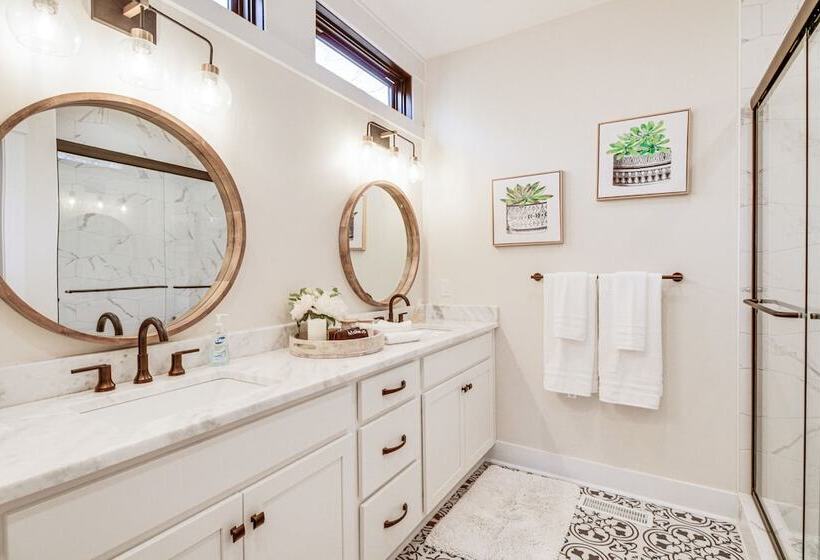 Lakefront Moneta Home W/ Hot Tub & Boat Dock!