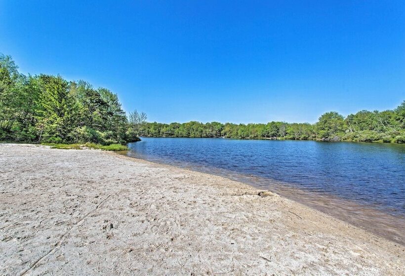 Long Pond Home W/ Private Hot Tub & Game Room