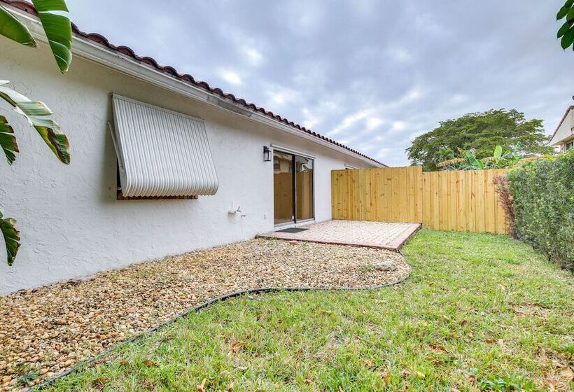 15 Mi To Beach: Modern Coral Springs Home