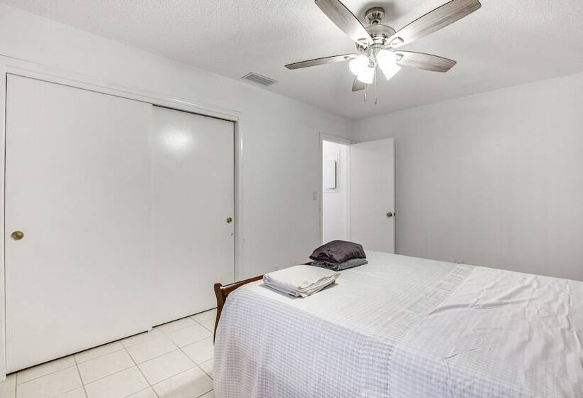 15 Mi To Beach: Modern Coral Springs Home