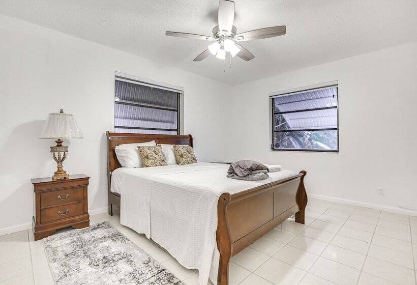 15 Mi To Beach: Modern Coral Springs Home