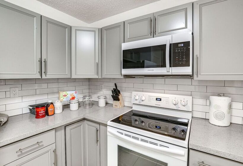 15 Mi To Beach: Modern Coral Springs Home