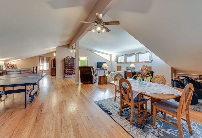 Peaceful Bryson City Cabin W/ Hot Tub & Deck!
