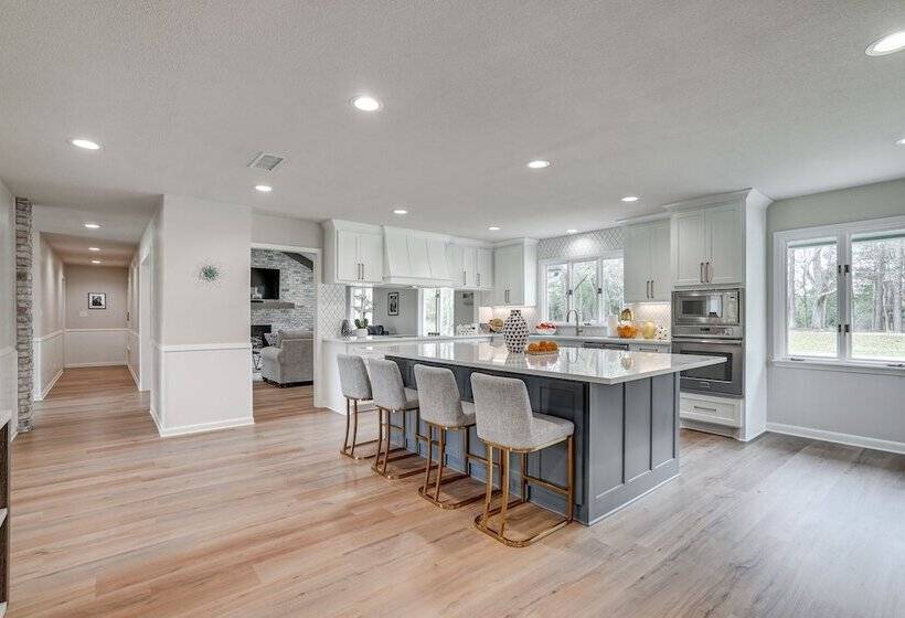 Peaceful Longview Home W/ Pond, 6 Mi To Downtown!