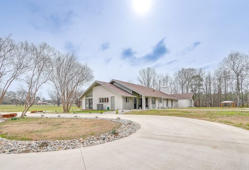 Peaceful Longview Home W/ Pond, 6 Mi To Downtown!