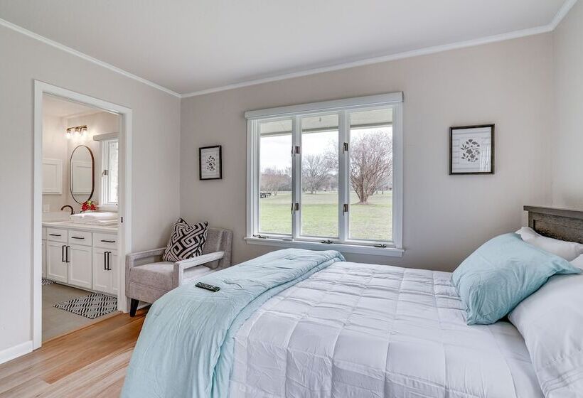 Peaceful Longview Home W/ Pond, 6 Mi To Downtown!