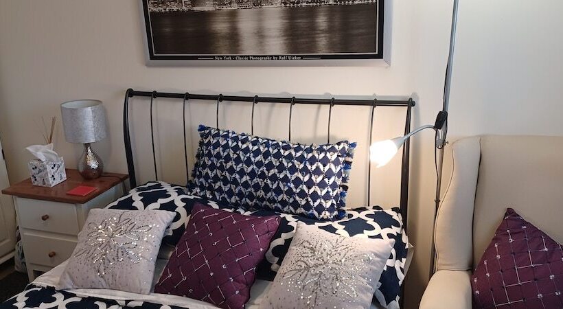 Пансион Aylesbury Lovely Double And Single Bedroom With Guest Only Bathroom