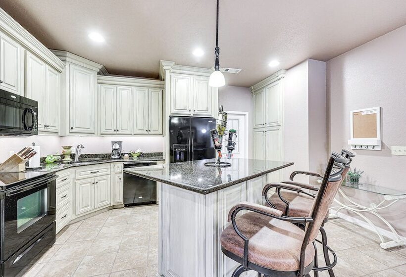 Pet Friendly Dover Cottage W/ Deck + Mtn Views!