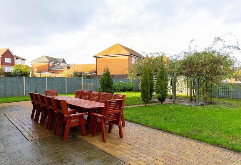 住所  4 Luxurious Executive Villa