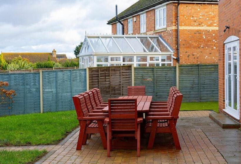 住所  4 Luxurious Executive Villa