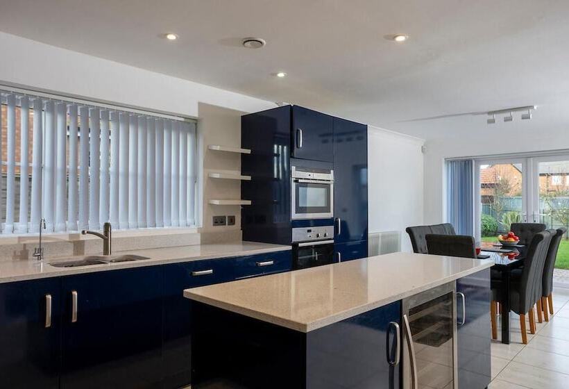 住所  4 Luxurious Executive Villa