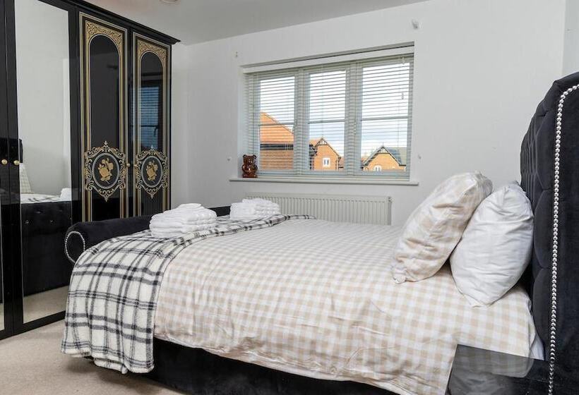 住所  4 Luxurious Executive Villa