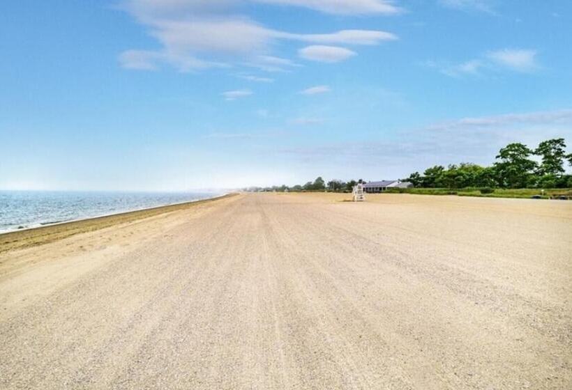 إقامة Black Rock Home   4 Bed   Jacuzzi Bath   Beach