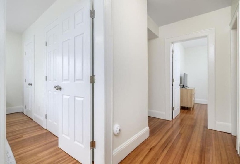 إقامة Black Rock Home   4 Bed   Jacuzzi Bath   Beach