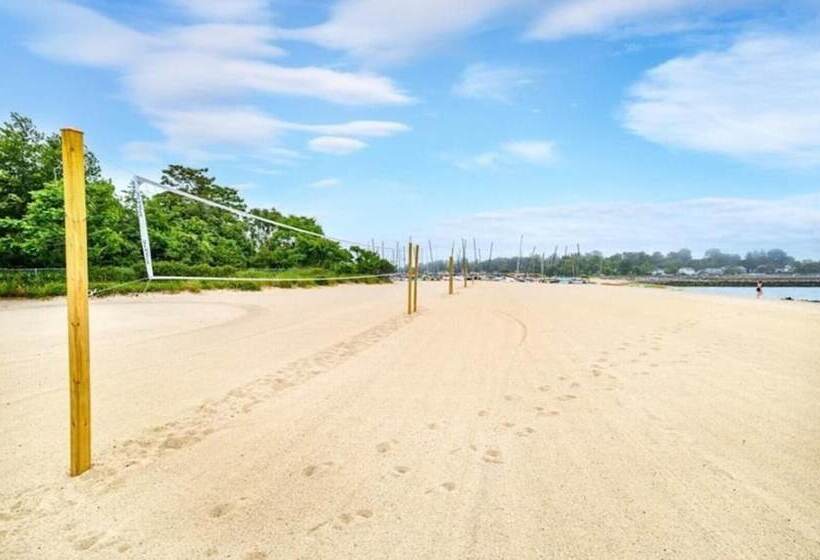 إقامة Black Rock Home   4 Bed   Jacuzzi Bath   Beach