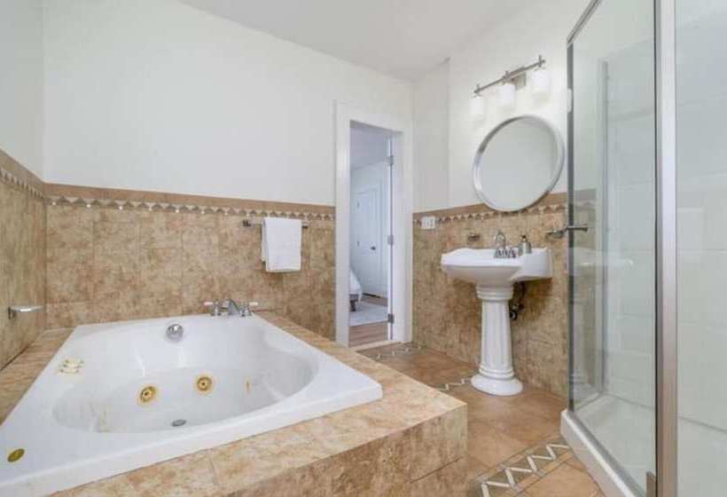 إقامة Black Rock Home   4 Bed   Jacuzzi Bath   Beach